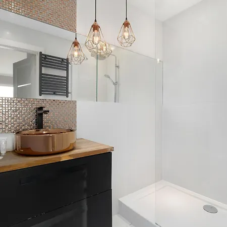 Modern View In With Balcony & Workspace By Renters *
