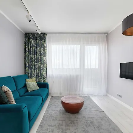 Modern View In With Balcony & Workspace By Renters שצ'צ'ין
